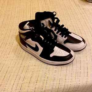 BRAND NEW split white and black jordan 1 0 creases never worn